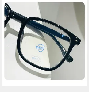 Nahaufnahme der retro schwarzen Blaulichtfilter Brille mit feiner und eleganter Verarbeitung.