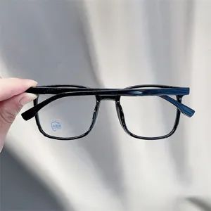 Nahaufnahme der trendigen schwarzen Blaulichtfilter Brille mit klaren Gläsern.