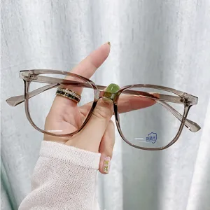 Detailansicht der leichten, kahlteedunklen Blaulichtfilter Brille für Damen im Alltag.