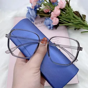 Primer plano de la montura de gafas transparente gris de gran tamaño con diseño elegante.
