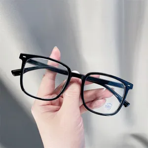 Detailaufnahme der schwarzen quadratischen Blaulichtfilter Brille mit klaren Gläsern.