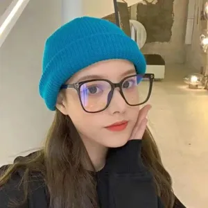 Blaulichtfilter Oversize Brille mit blauer Strickmütze, trendige transparente Flachgläser.