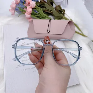 Vista detallada de grandes monturas de gafas cuadradas azules, accesorio de moda elegante.