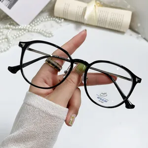 Modieuze oversized ronde blauwlichtfilter brillen voor dames met elegante metalen pootjes.