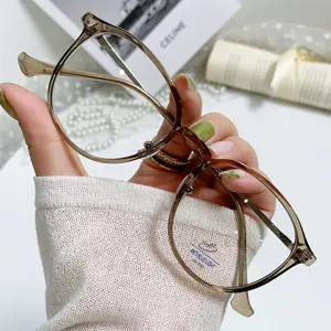 Transparante ronde blauwlichtfilter bril met theebruin montuur voor dames, detailopname.