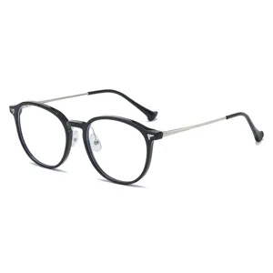 Stijlvolle dames blauwlichtfilter bril met grote ronde monturen en metalen pootjes.