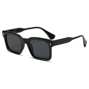 Fashion black square sunglasses for men and women, trendy vintage chic sun eyewear for street style.