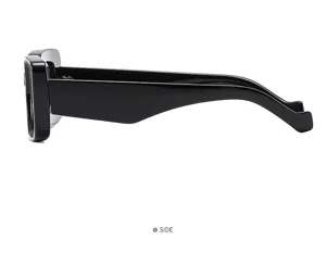 Gafas de sol negras de montura gruesa vista lateral, detalle de moda para mujer.