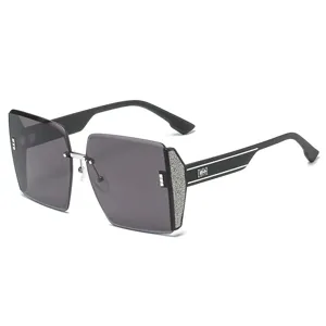 Gafas de sol grandes degradadas para mujer, proteccion UV y montura elegante muy moderna.