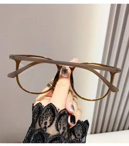 Detalle de montura de gafas ópticas de té oversize con diseño de barra y estructura.