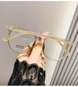 Vista detallada de la ligera montura de gafas anti luz azul en color té frío, elegante.