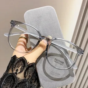 Detalle en primer plano de la montura de gafas anti luz azul gris claro con UV400.