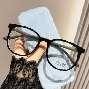Vista detallada de gafas anti luz azul con montura negra grande y estuche azul para uso diario.
