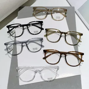 Vista detallada de primer plano de monturas de gafas de bloqueo de luz azul estilo coreano.