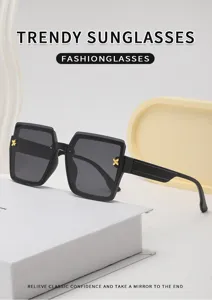 Gafas de sol cuadradas negras modernas para mujer, diseño de montura grande con decoración floral.
