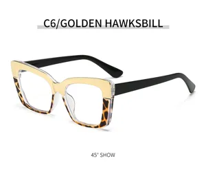Detailansicht einer übergroßen Blaulichtfilter Brille mit Leopardenmuster und goldenem Rahmen.