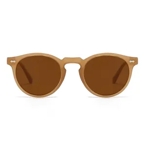 Lunettes de soleil rondes vintage avec monture marron clair et verres bruns élégantes.