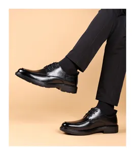 Detailansicht der eleganten Herren Business Schnürschuhe aus Leder mit diskreter Sohle.