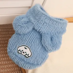Primer plano detallado del chaleco de forro polar suave y esponjoso para perros y gatos.