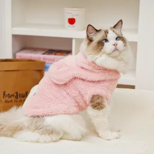 Chaleco rosa de felpa para gatos ropa de invierno cálida para mascotas con orejas bonitas.