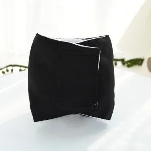 Detailansicht einer schwarzen Hundehygienehose, verstellbare Haustierwindel für Hündinnen.