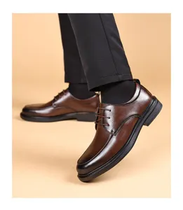 Nahaufnahme brauner Herren Lederschuhe mit Schnürung und eleganter Textur für den Alltag.
