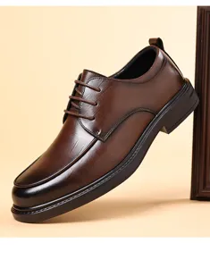 Nahaufnahme brauner Herren Lederschuhe mit feiner Textur, Schnürung und dicker Sohle.