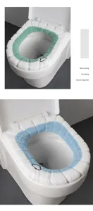 Detalle de funda de asiento de inodoro de felpa gruesa, cojín de baño suave y cálido.