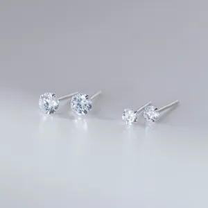 Detailansicht zweier verschiedener Größen eleganter Silberohrringe mit klaren Kristallen