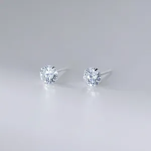 Nahaufnahme der 999er Sterling Silber Ohrstecker mit funkelnden runden Schmucksteinen