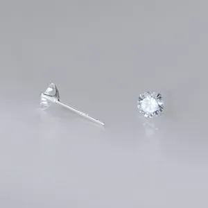 Detailansicht von 999er Sterlingsilber-Ohrsteckern mit brillantem Zirkonia-Stein.