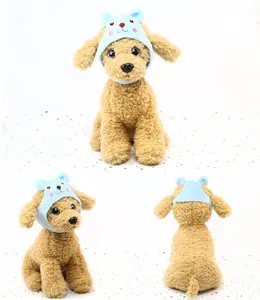Detailansicht der blauen Bären Haustier Mütze mit Plüschdesign aus mehreren Perspektiven.