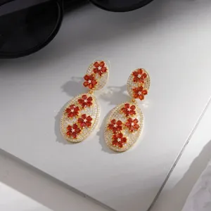 Elegante ovale Ohrringe mit leuchtend roten Blumensteinen und funkelnden Zirkonia.