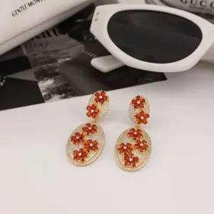 Elegante ovale Ohrringe mit roten Blumenkristallen und funkelndem Zirkonia Pave.