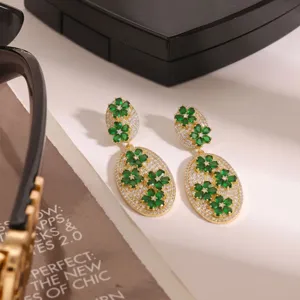 Nahaufnahme exquisiter Diamant- und grüner Blumen-Ohrringe im luxuriösen europäischen Stil.
