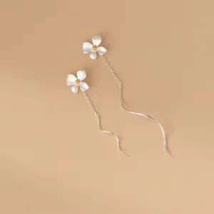 Élégantes boucles d'oreilles longues pampilles gardénia argent S925, bijoux minimalistes.