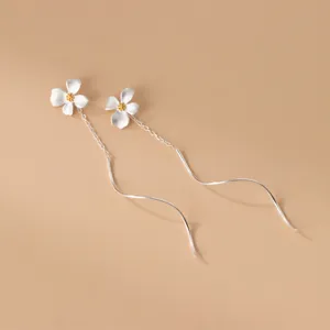 Gros plan détail de boucles d'oreilles longues gardénia en argent sterling 925 avec étamines.