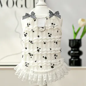 Vue détaillée de la robe gilet en dentelle pour animaux avec jolis nœuds pour chiens et chats.