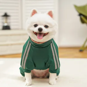 Vista dettagliata della tuta verde per animali, vestiti caldi a quattro zampe per cani piccoli.