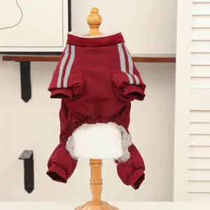 Dettaglio del cappotto invernale in pile per animali a quattro zampe rosso scuro.