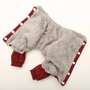 Felpa cappotto invernale caldo per cani a quattro zampe foderata in pile vista dettagliata.