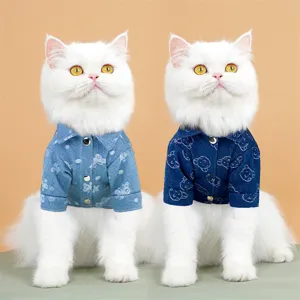 Dettaglio della graziosa camicia in denim per animali, ideale per gatti e cani di piccola taglia.