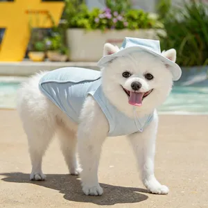 Primer plano detallado del chaleco refrigerante de verano y el sombrero para perro.