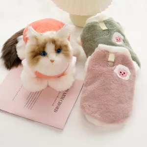 Vêtements d'hiver chauds en flanelle pour chats et petits chiens avec joli design brodé.