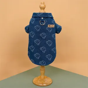 Camicia in denim blu per piccoli cani e gatti, stampa cucciolo carina con anello a D.