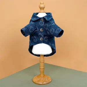 Vista dettagliata della simpatica camicia di jeans per animali con stampa di orsi e bottoni.