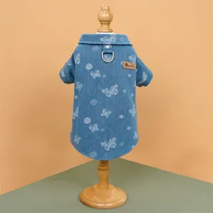 Dettaglio camicia di jeans per animali, vestiti cane gatto con stampa farfalla blu elegante.