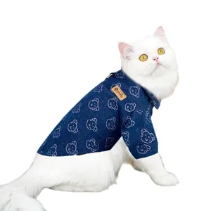 Carina camicia in denim per gatti e cani piccoli, abbigliamento estivo elegante con stampa di orso.