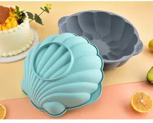 Nahaufnahme von Silikon Muschelkuchenformen in Blau und Grau ideal zum Backen von Desserts.