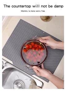 Tapis egouttoir en silicone pour plan de travail de cuisine resistant et anti-derapant.